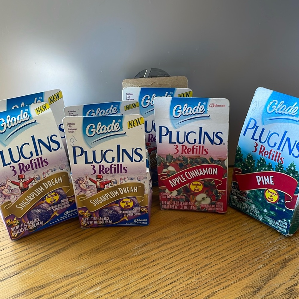 7 Plug Ins 3 Refill Packs- 5 Sugarplum Dream, 1 Pine, 1 Apple Cinnamon
